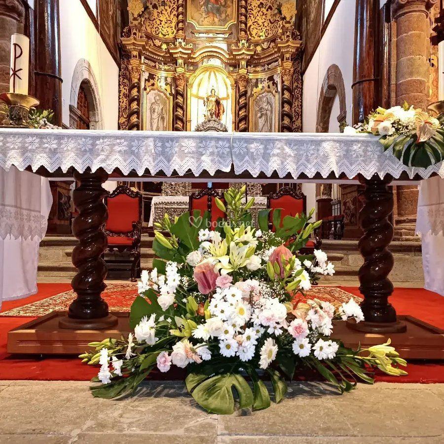 Decoración floral en altar de iglesia