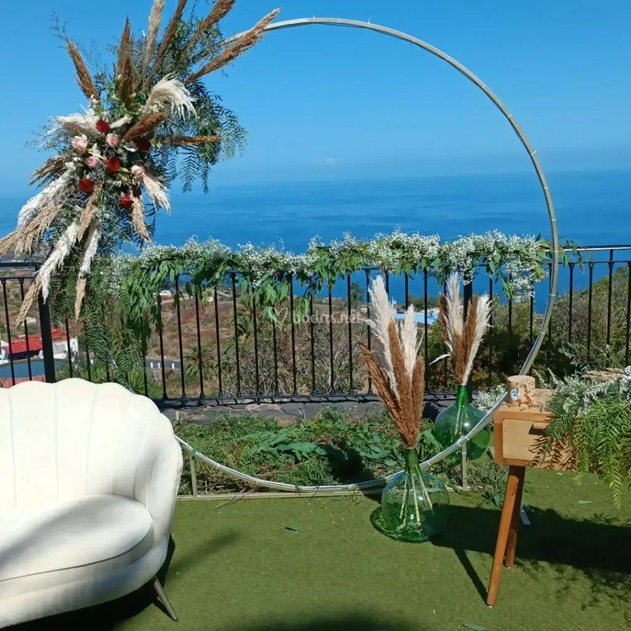 Arco circular de ceremonia con vistas al mar