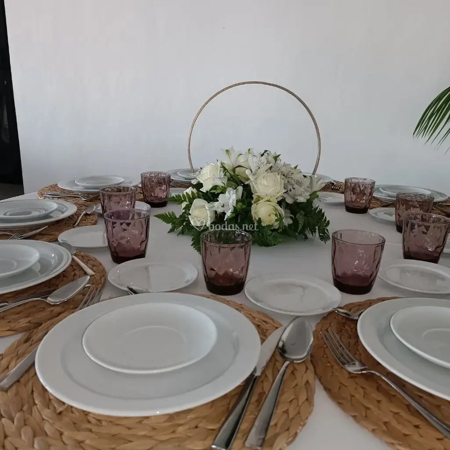 Centro de mesa con aro y rosas blancas