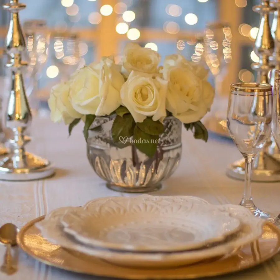 Centro de mesa con rosas blancas y velas