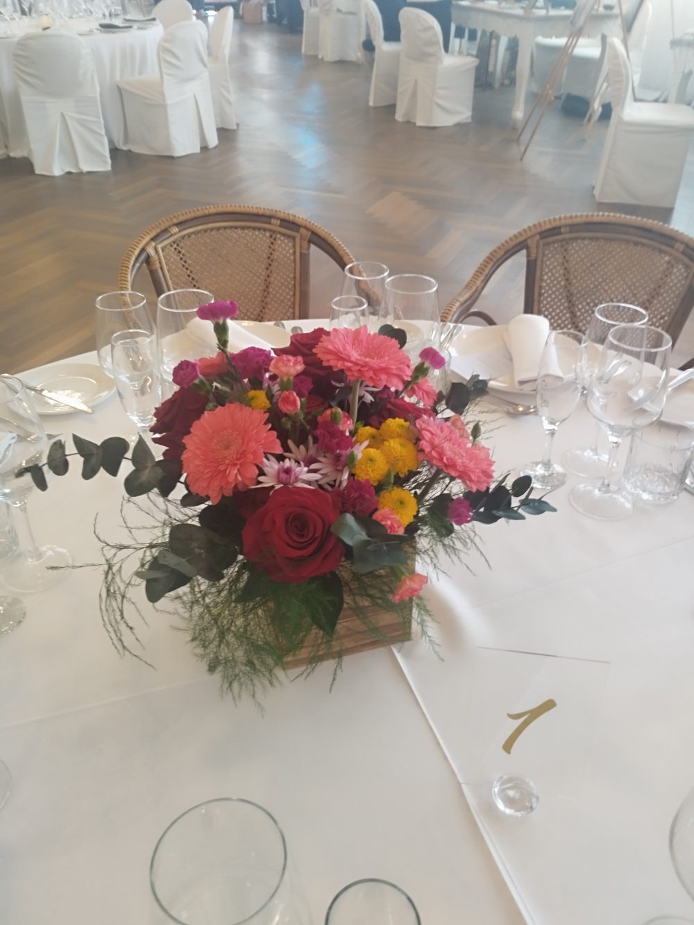 Centro de mesa en tonos rosas y rojos