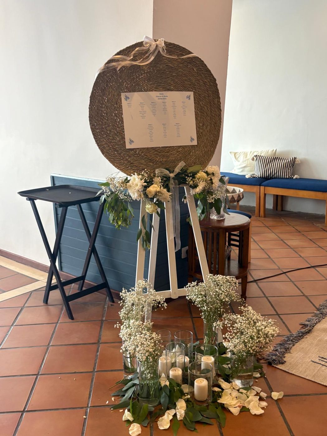 Arco hexagonal floral con cielo despejado de fondo