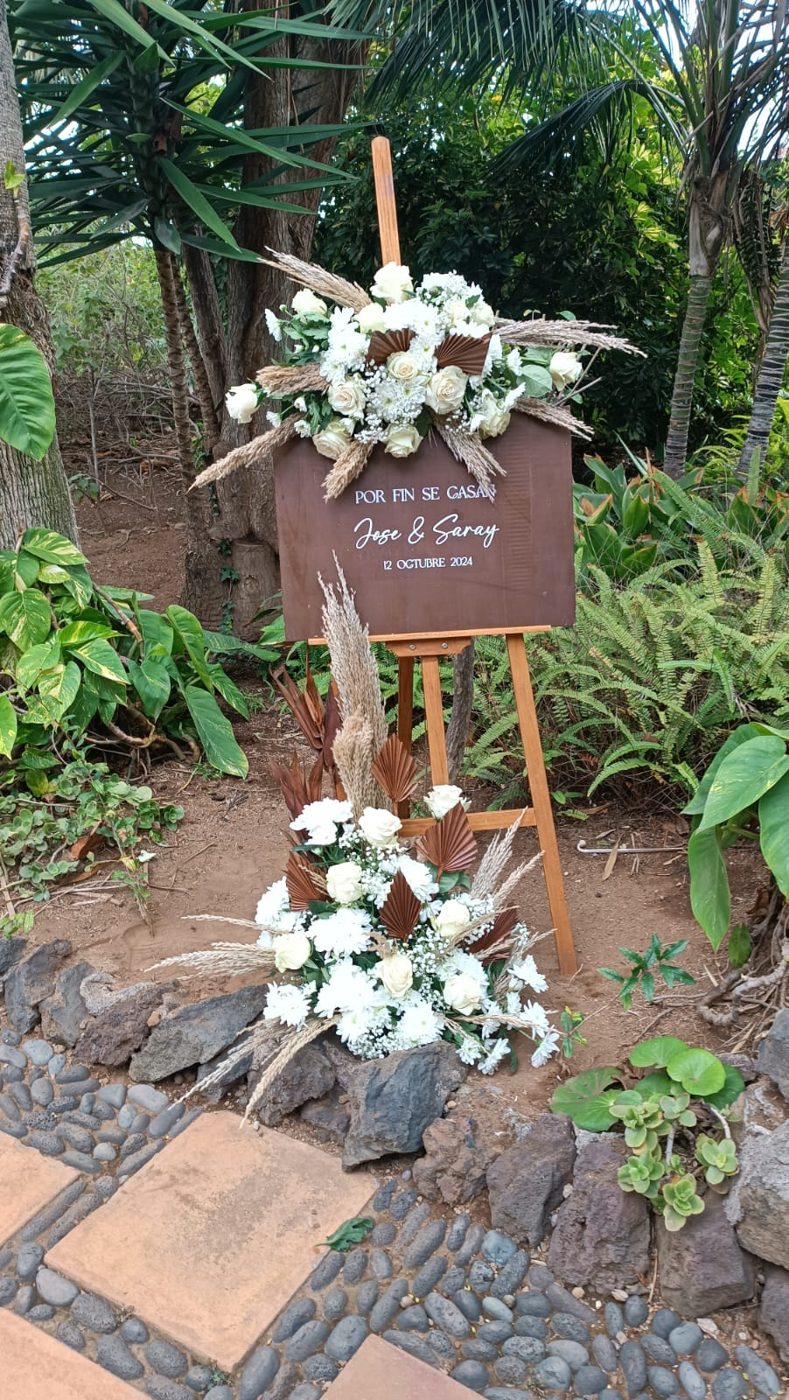 Cartel de bienvenida a la boda decorado con flores blancas