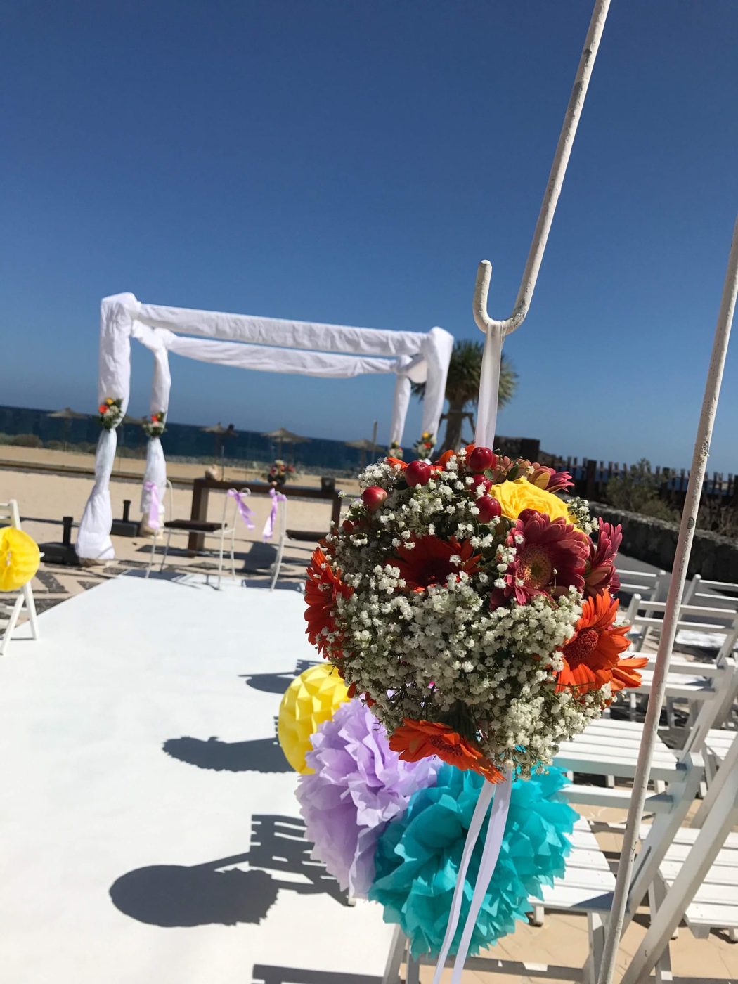Centro de flores multicolor con pompones de papel