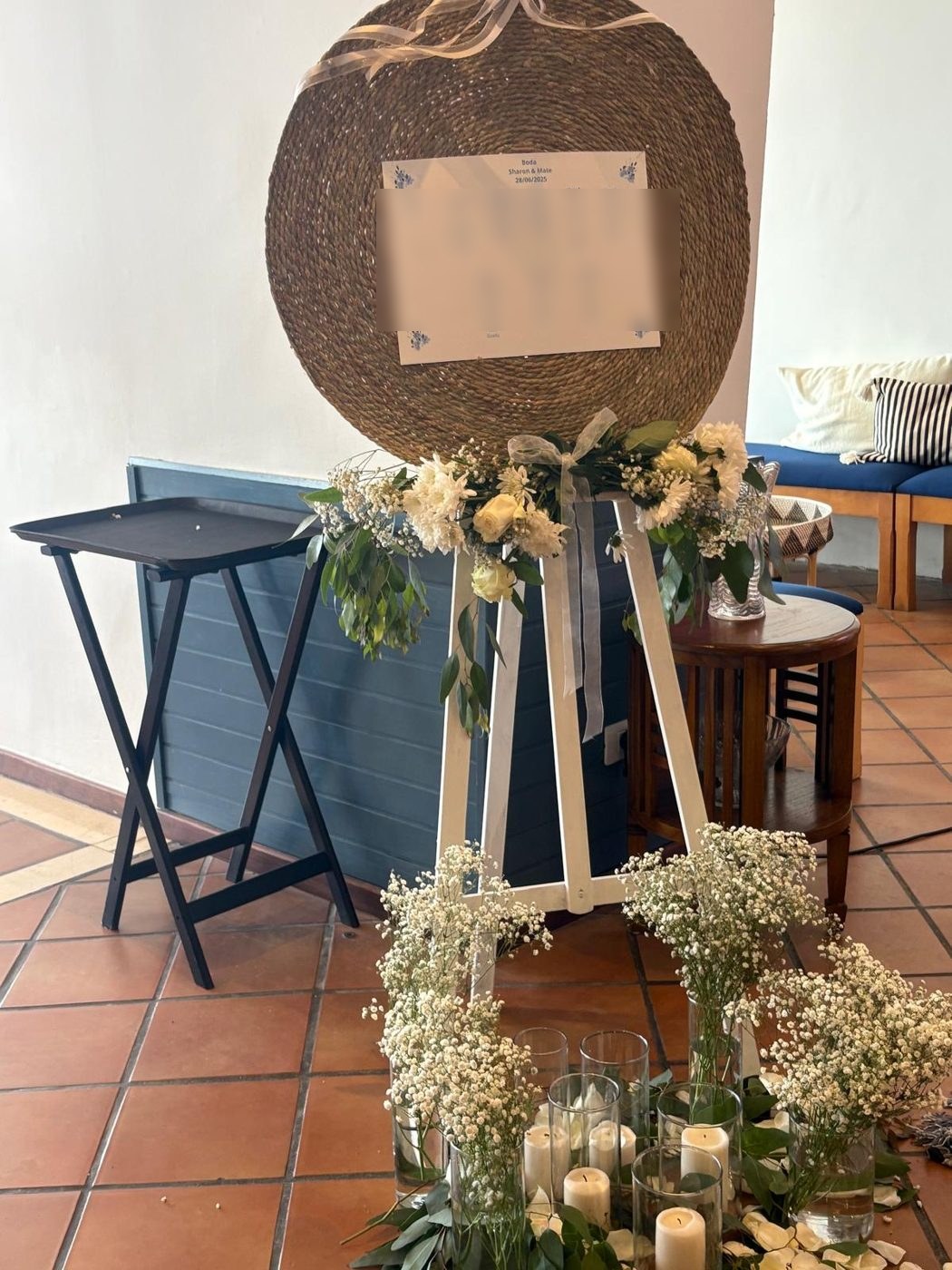 Cuadrante de mesas decorado con flores blancas y velas
