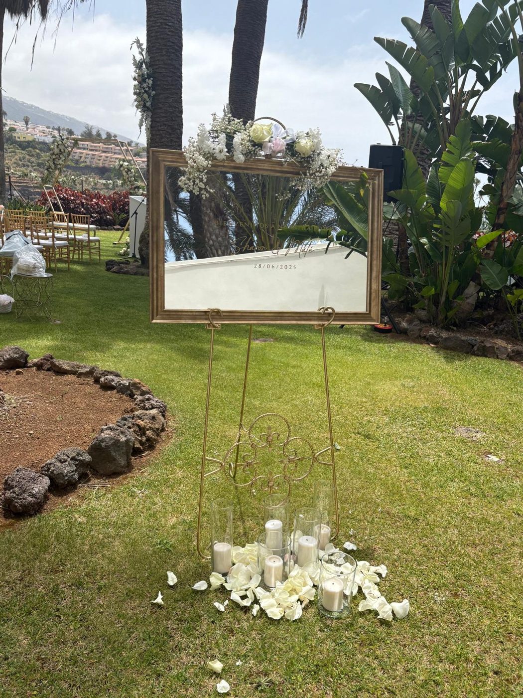 Espejo con marco dorado y floral, con velas