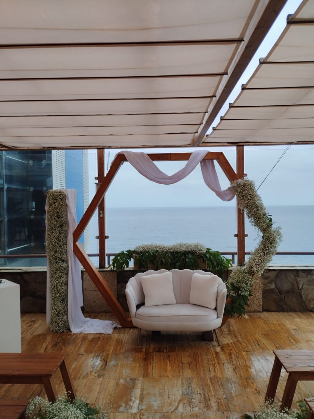 Mesas de madera decoradas con flores en el pasillo