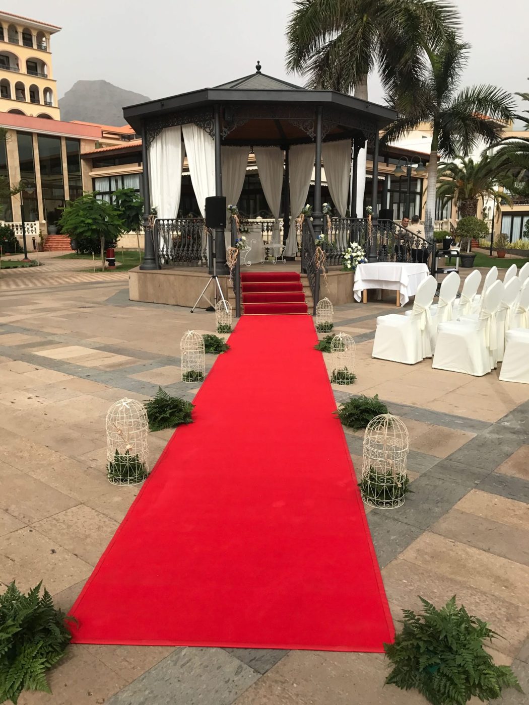 Quiosco con alfombra roja y jaulas decorativas