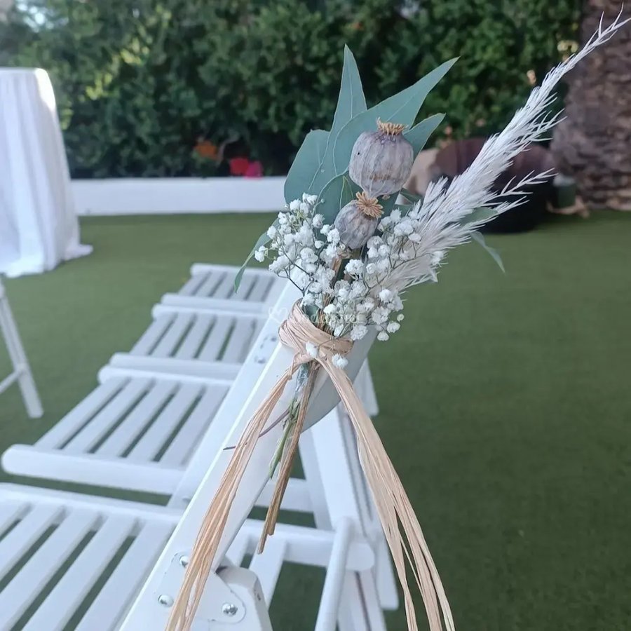 Detalle de ramillete en silla de ceremonia con eucalipto y pampas