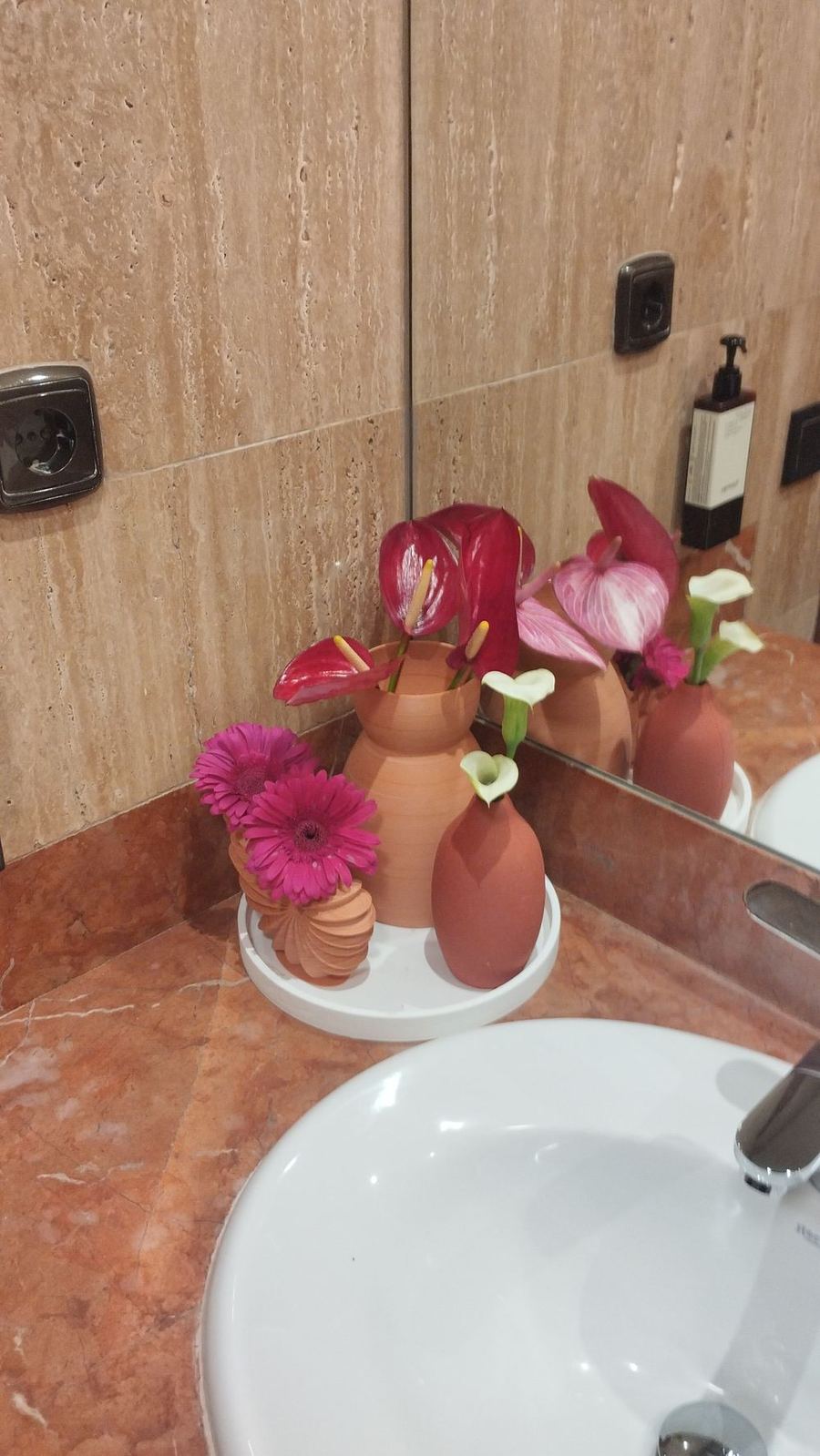 Jarrones 3D con anthurium en baño de hotel