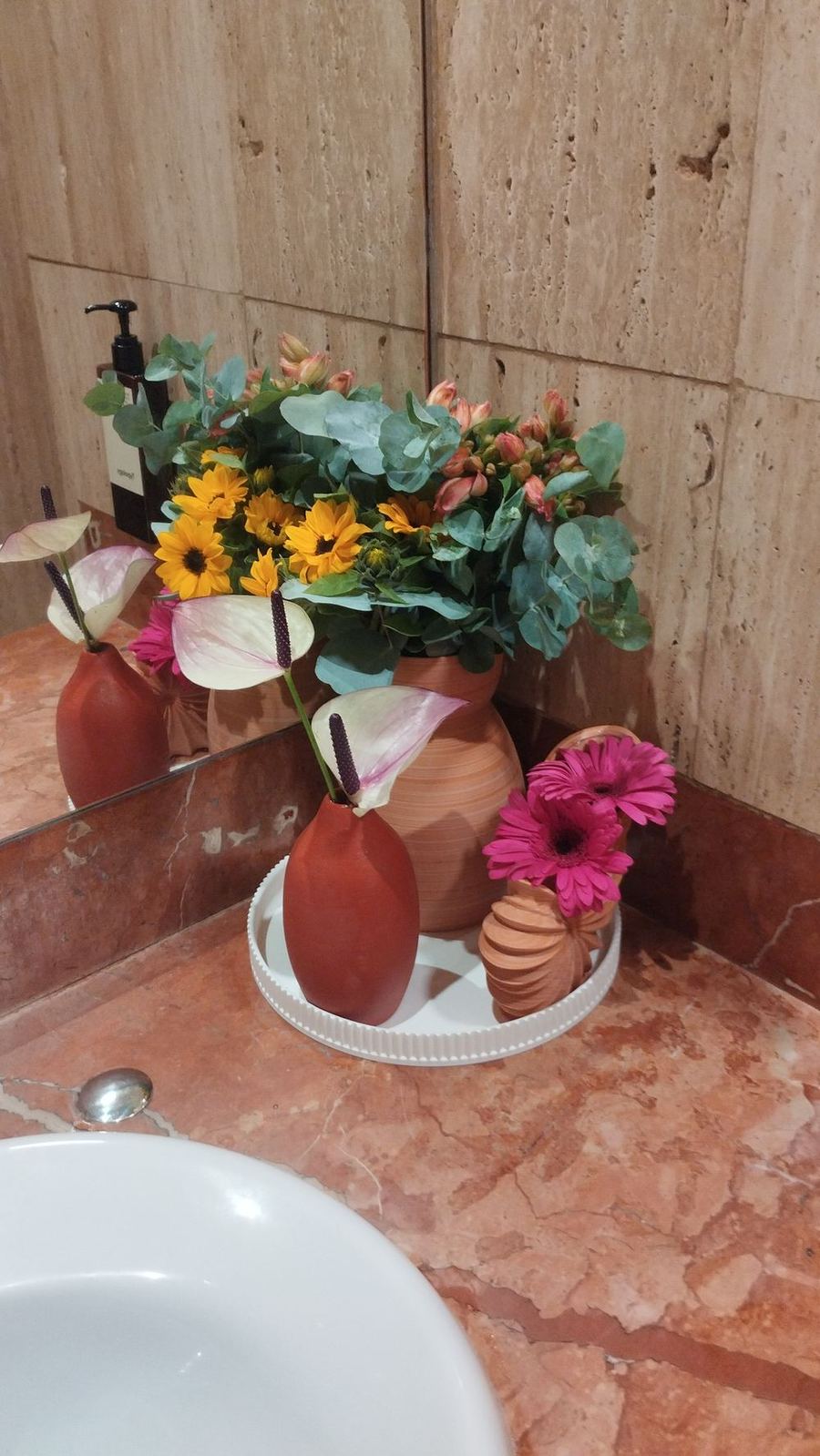 Jarrones 3D con girasoles en hotel