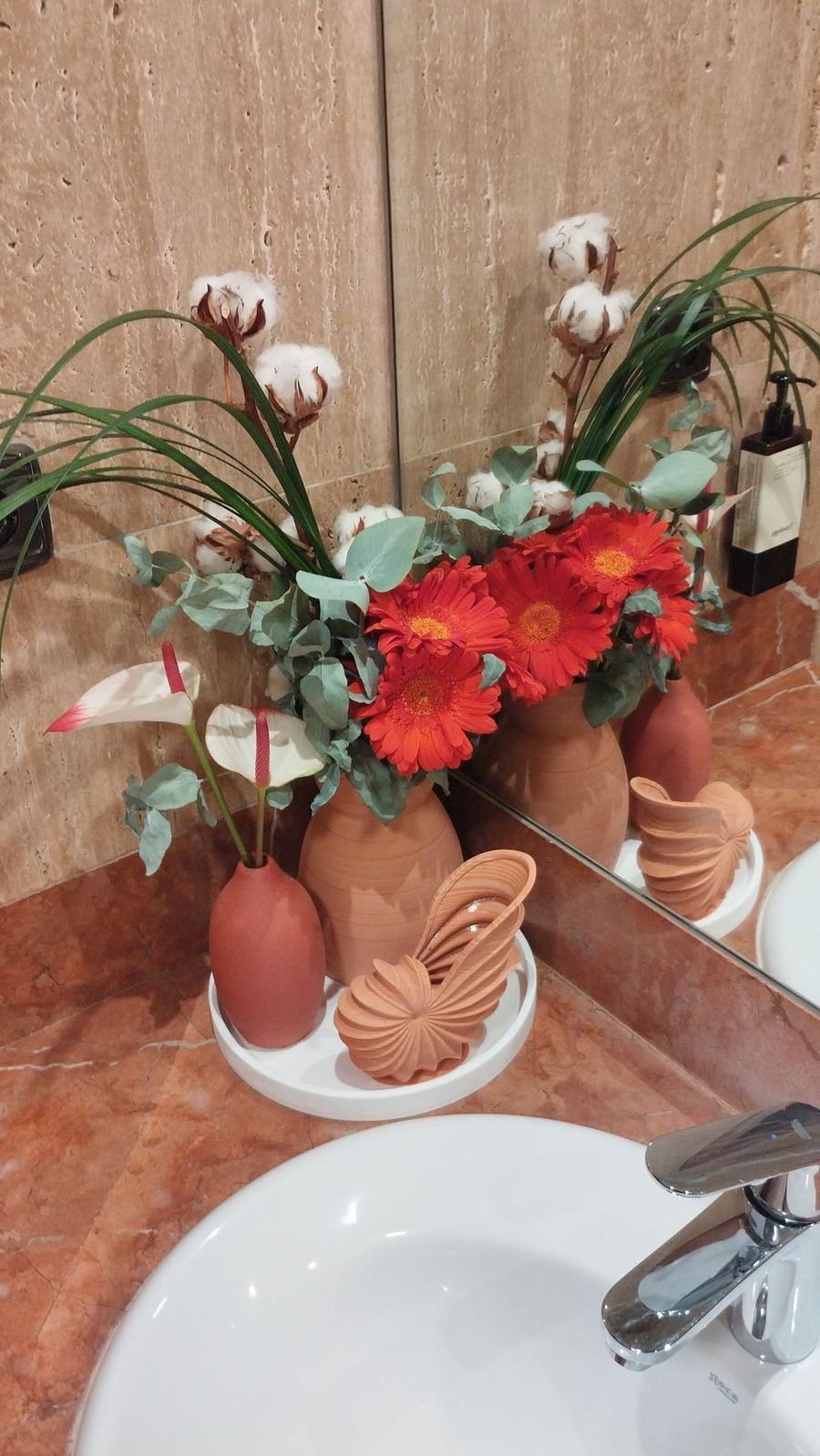 Jarrones 3D con gerberas rojas en hotel