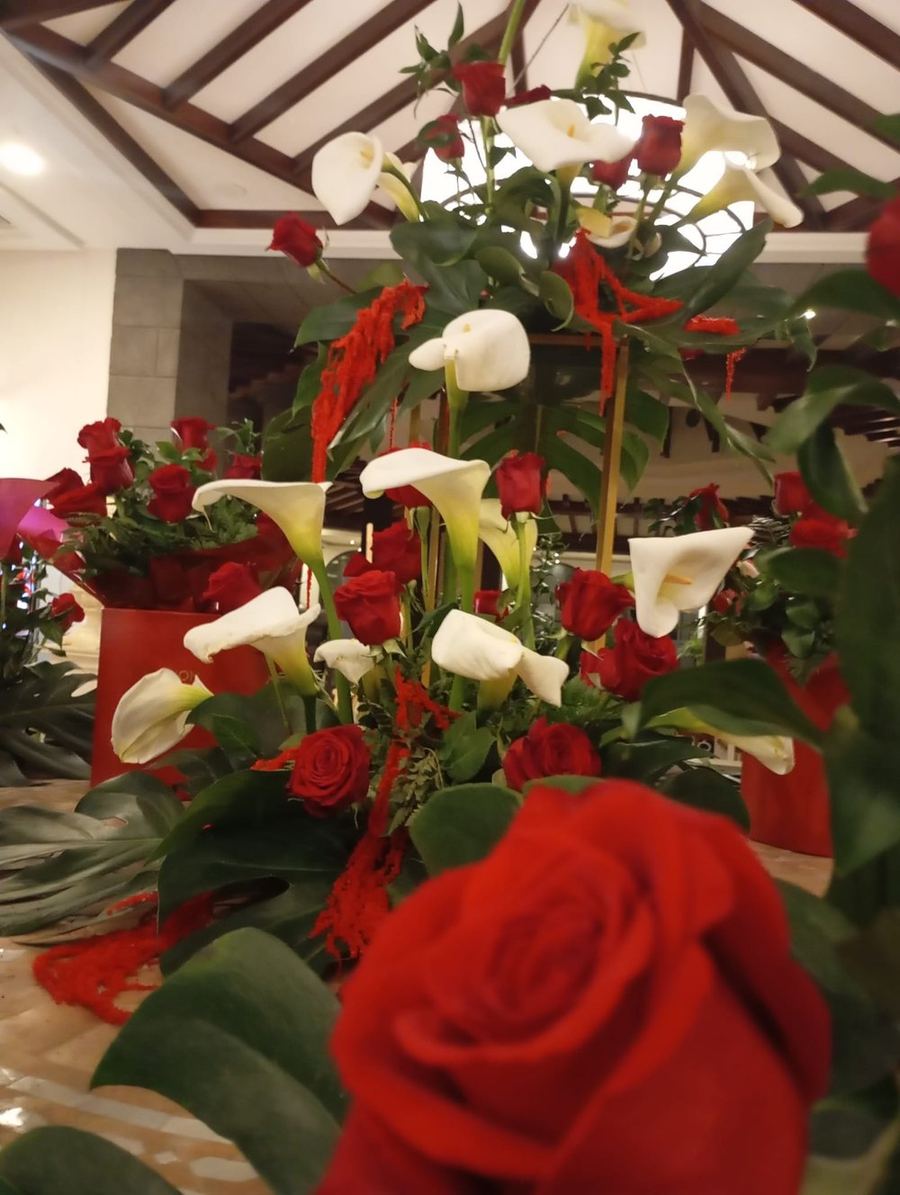 Arreglo de rosas rojas y calas blancas