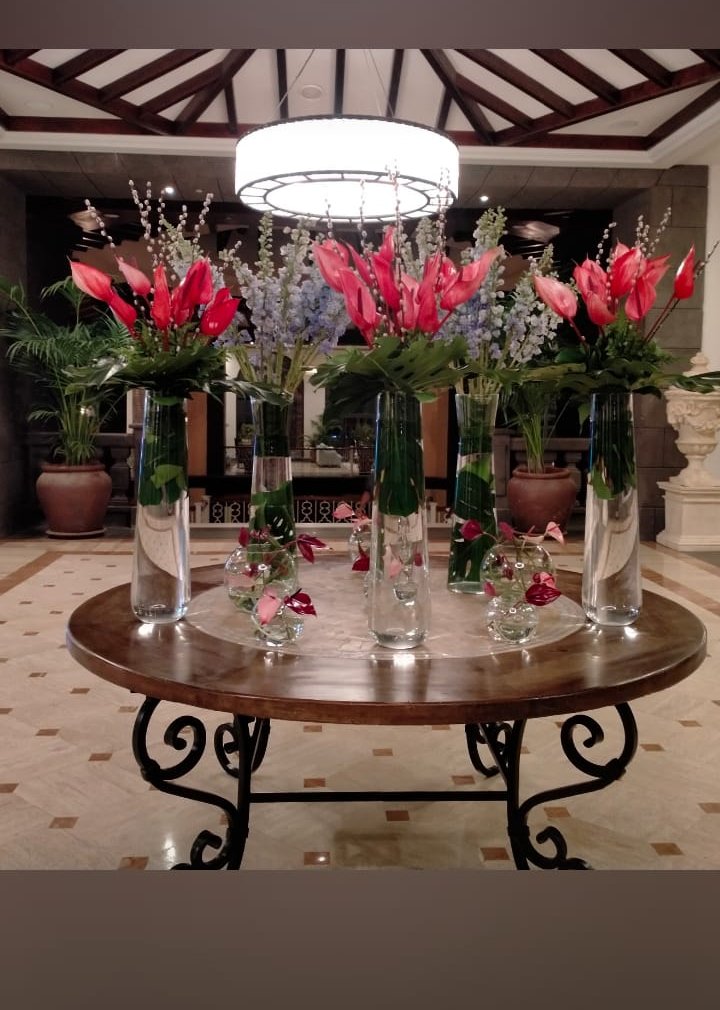 Jarrones con anthurium en tonos rosa