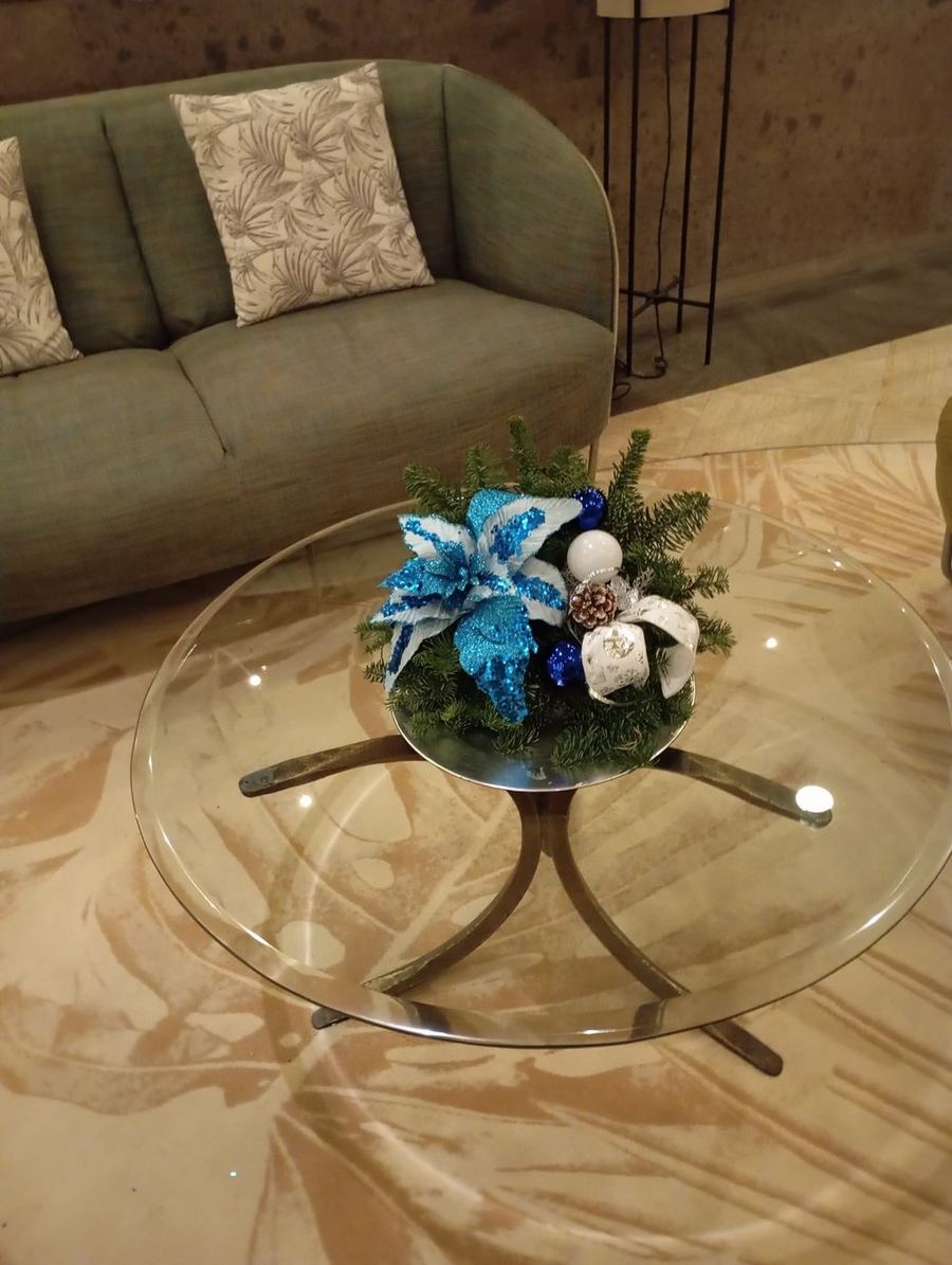 Mesa de cristal con centro navideño en azul y blanco