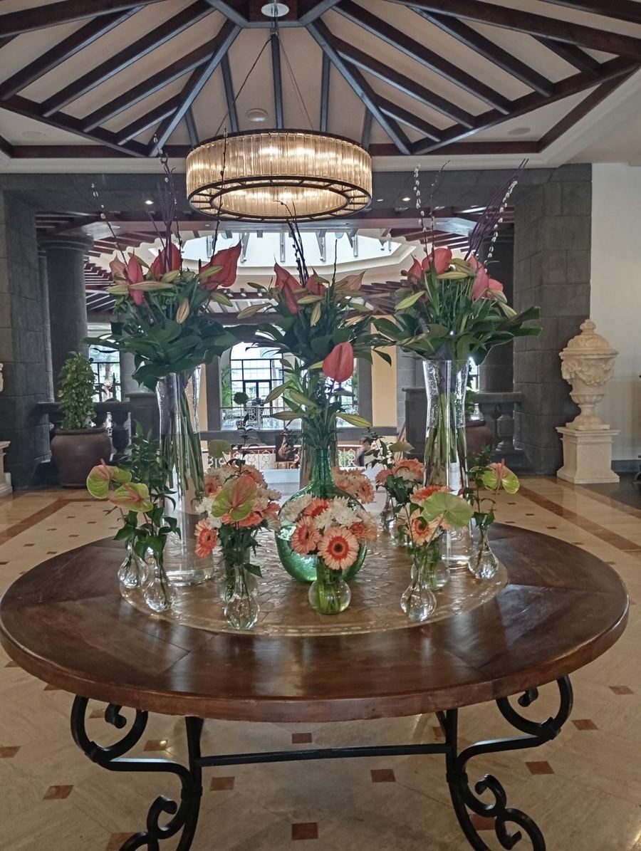 Mesa con jarrones de anthurium y gerberas