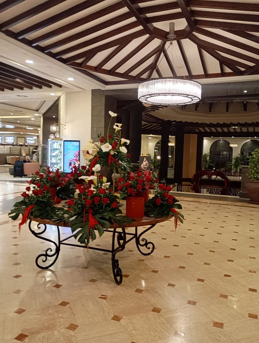 Mesa central con rosas rojas y calas blancas