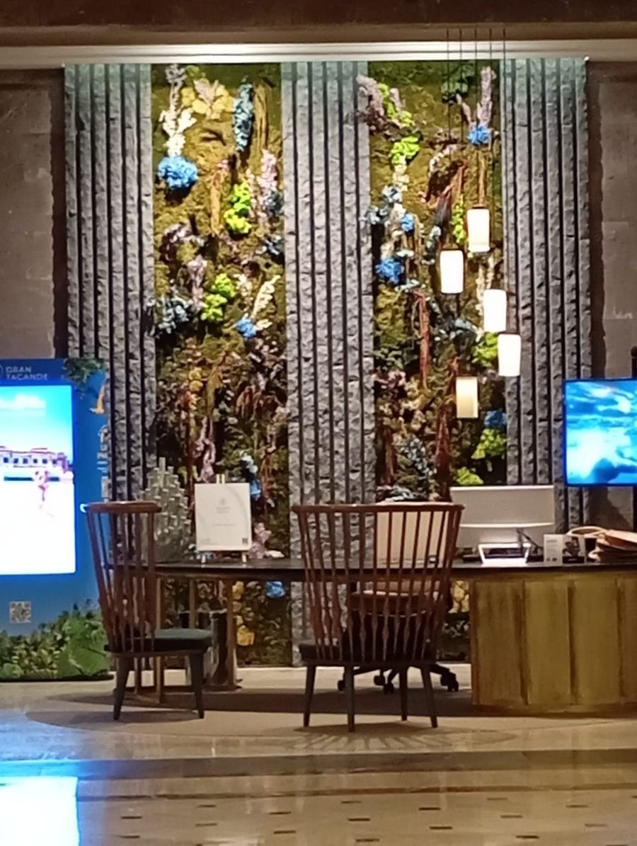 Decoración floral en recepción de hotel