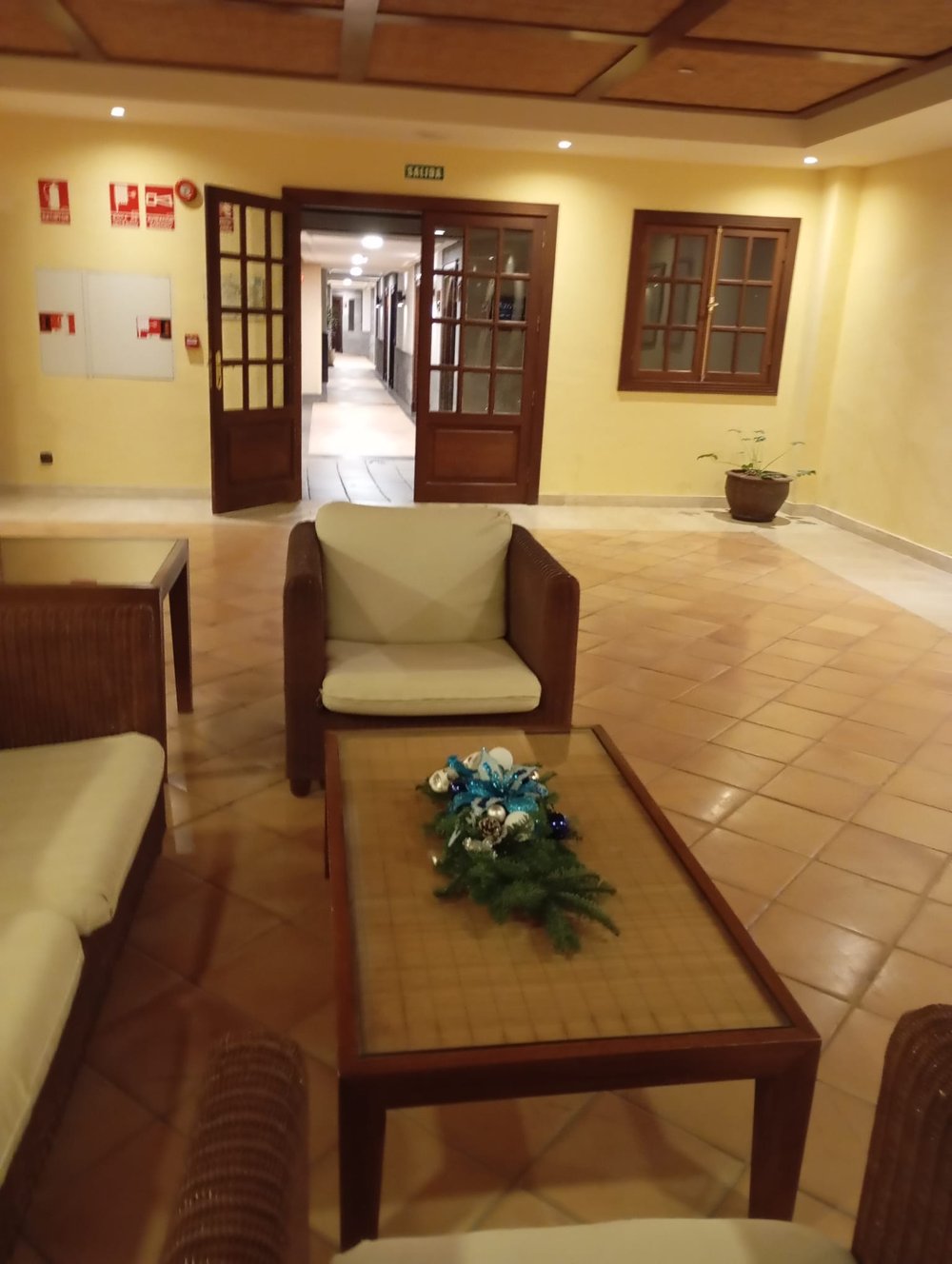 Sala de espera con centro floral navideño