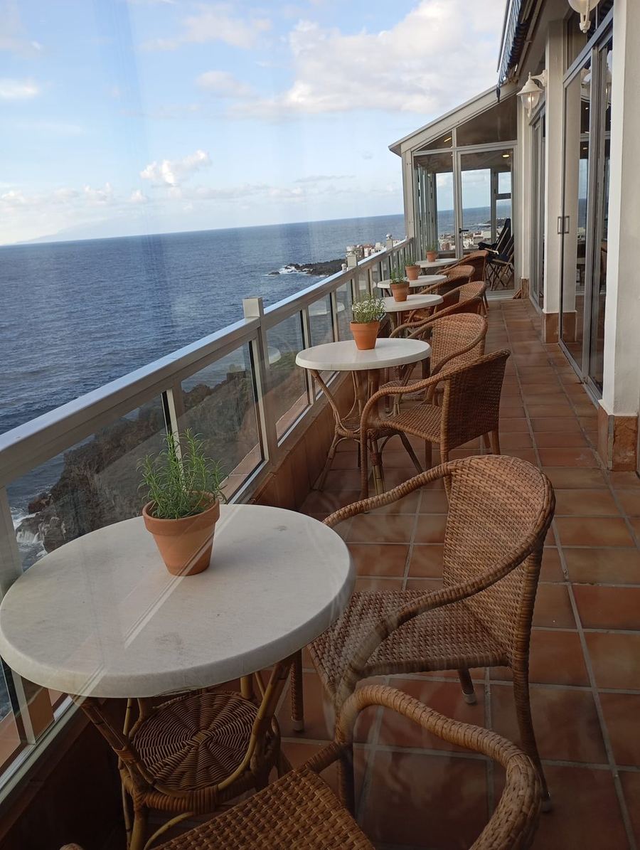 Terraza de hotel con maceteros de romero y vistas al mar