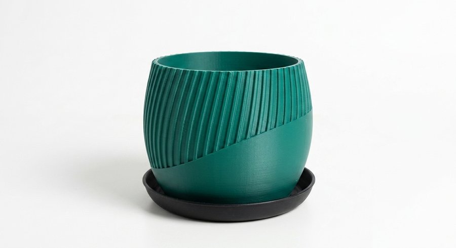 Macetero verde oscuro con plato base negro
