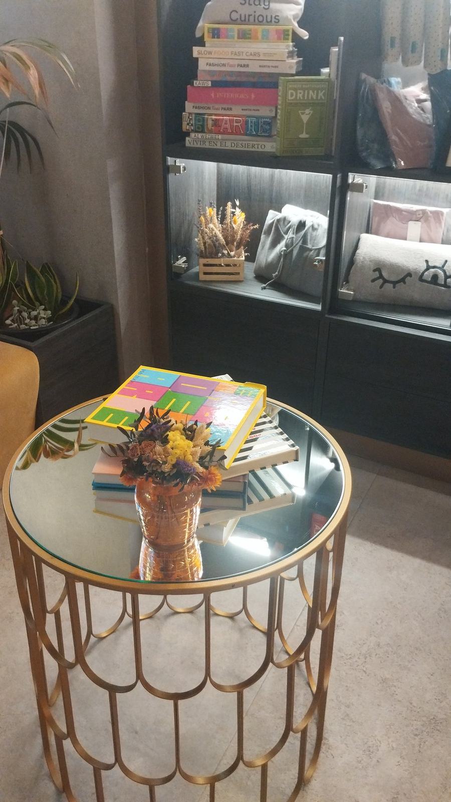Estantería de tienda con arreglo floral seco