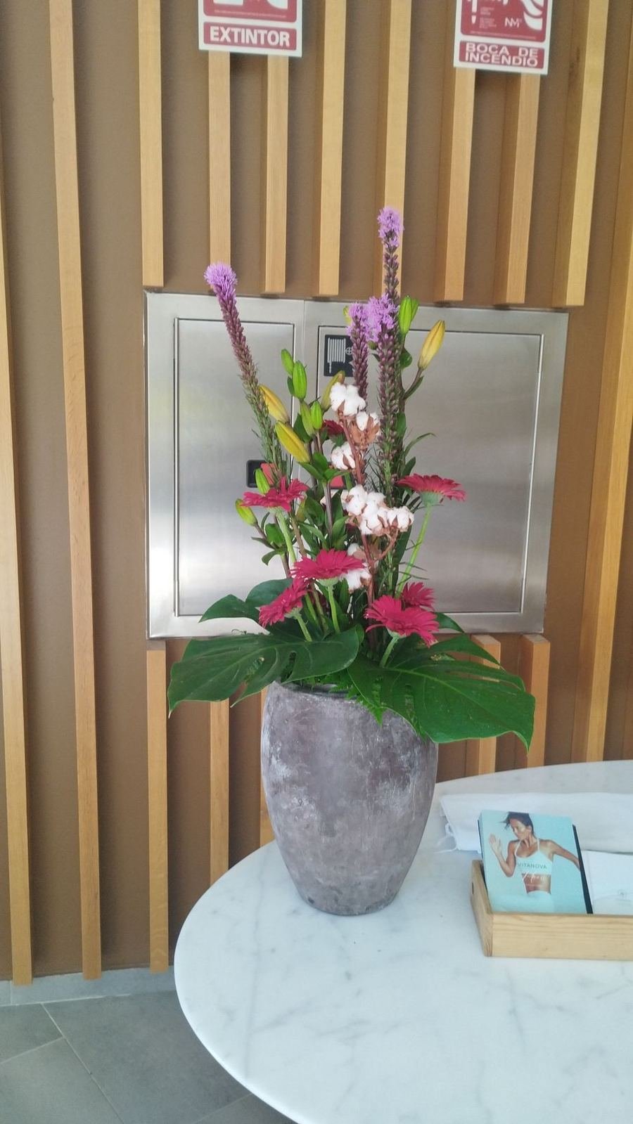 Estructura decorativa dorada para negocio