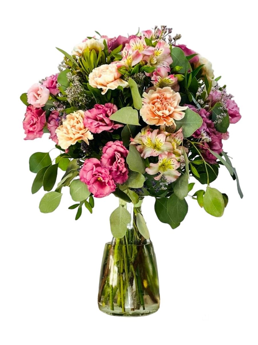 Ramo de claveles en tonos rosa y melocotón con alstroemeria