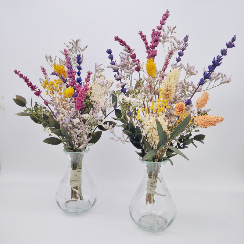 Ramos de flores preservadas en jarrones de cristal