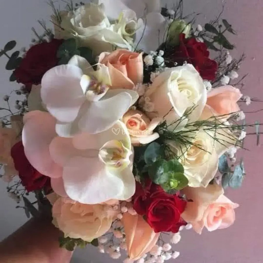 Ramo de novia con orquídea y tonos melocotón
