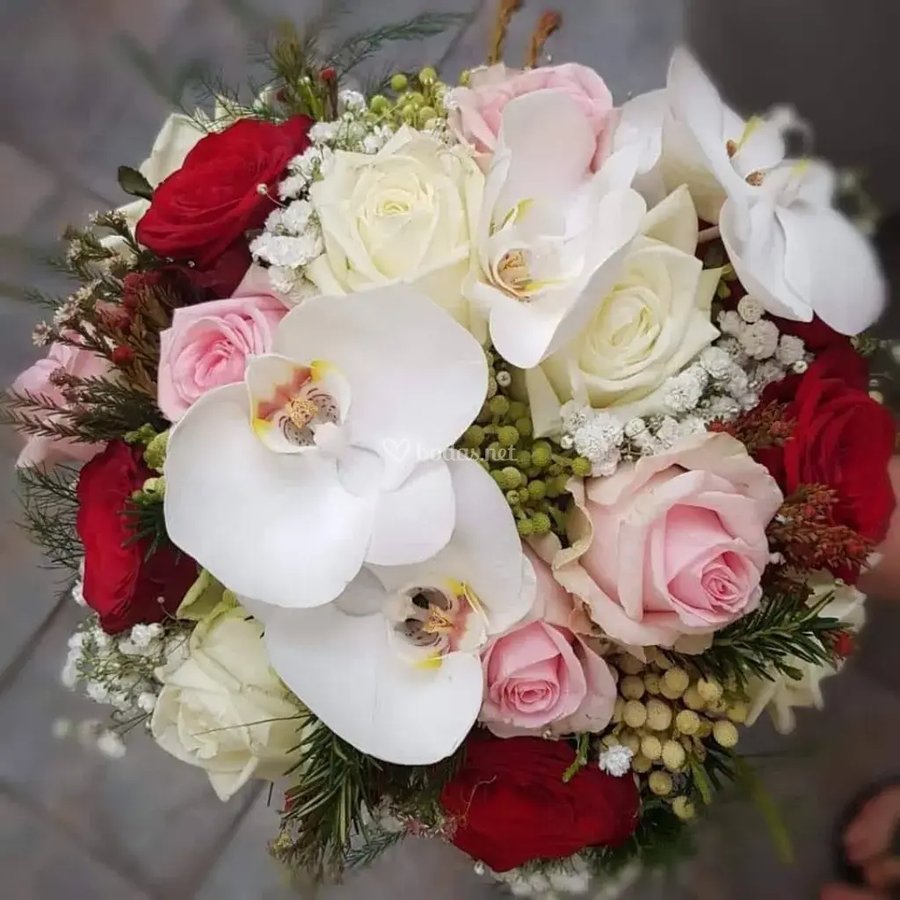 Ramo de novia con orquídeas, rosas blancas y rojas