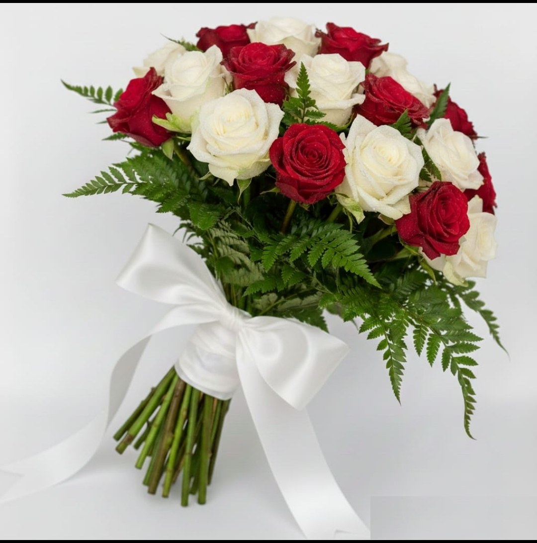 Ramo de rosas rojas y blancas con lazo blanco