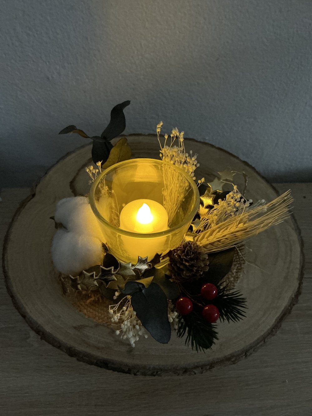 Centro navideño en base de madera con velas