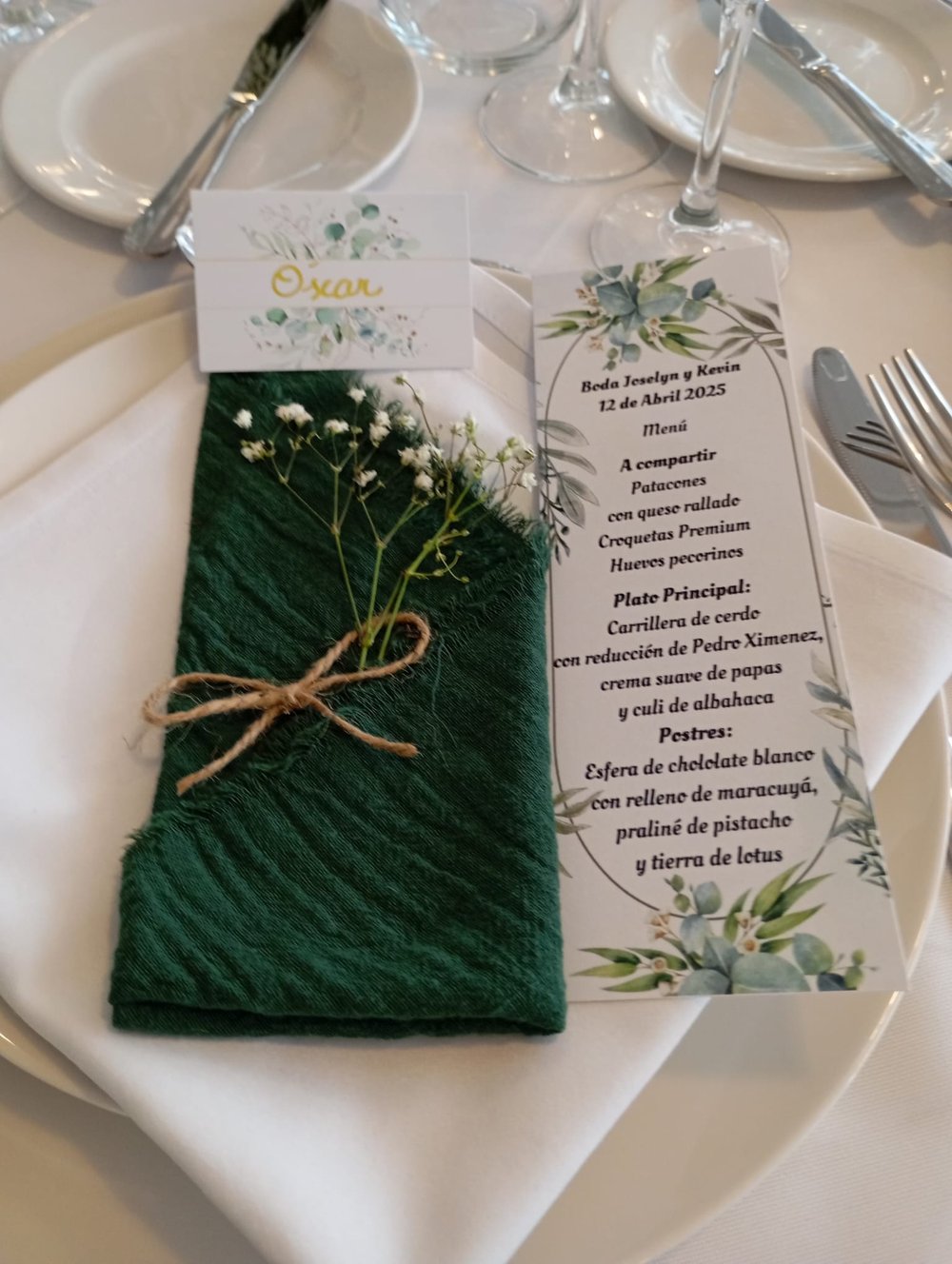 Menú de mesa con servilleta verde y flor