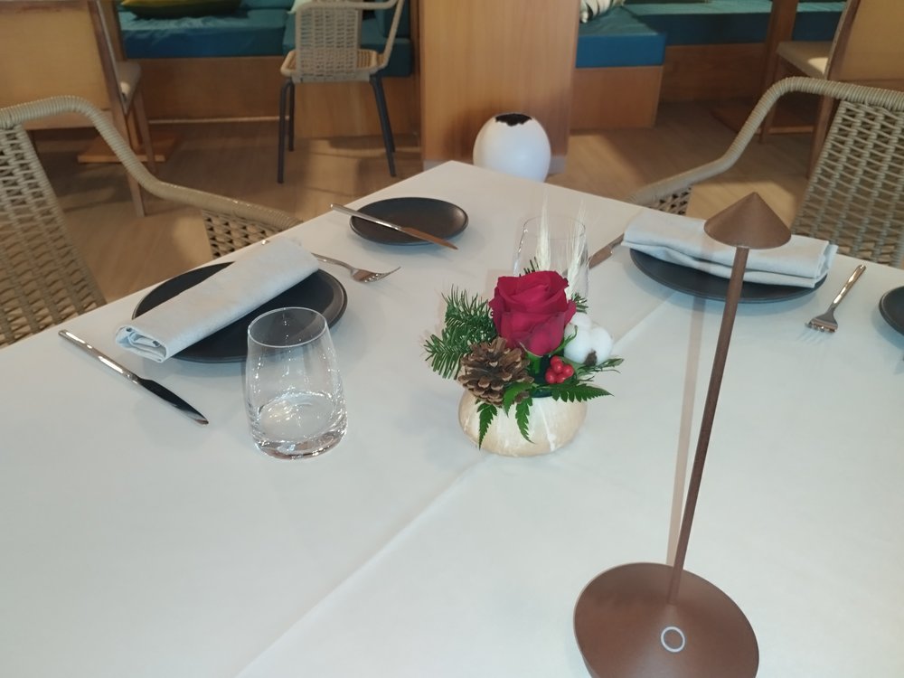 Mesa de restaurante con centro floral navideño