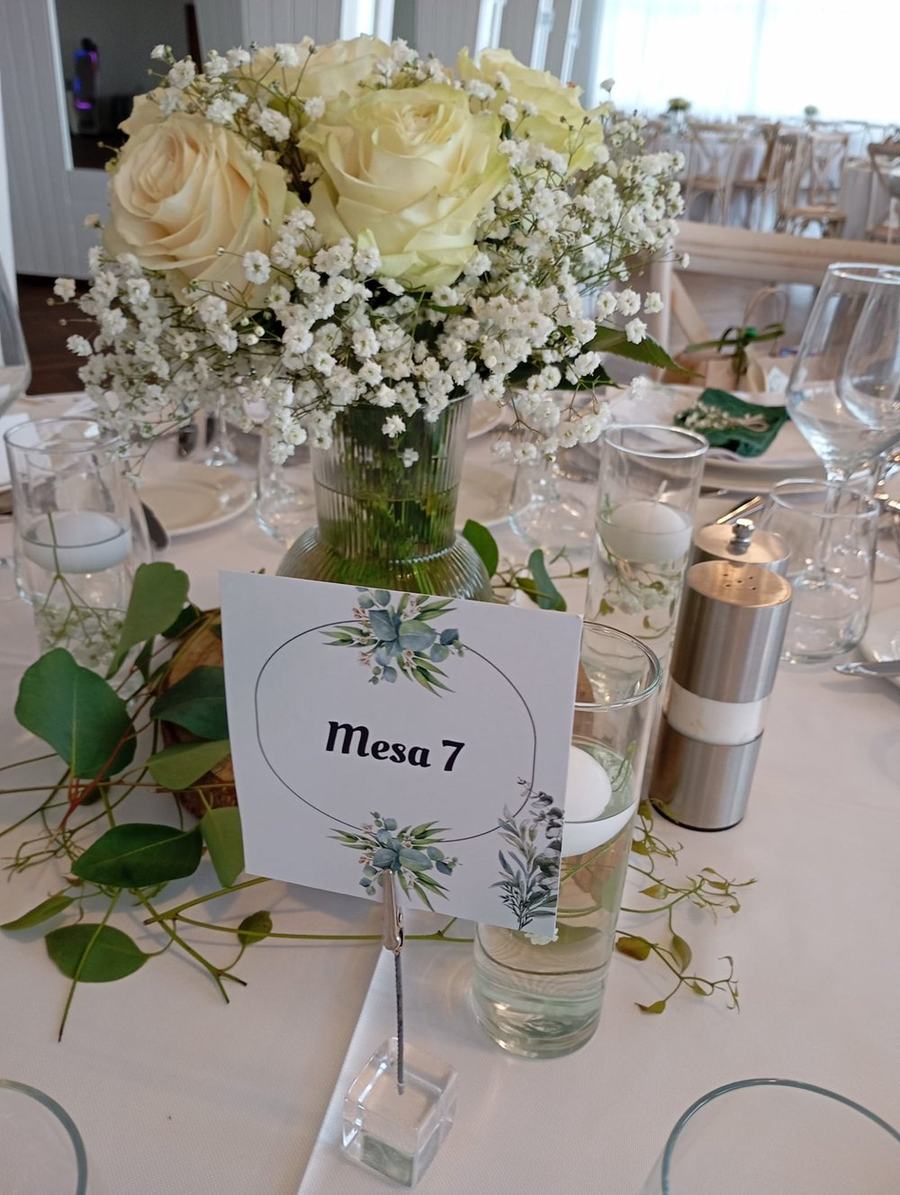 Centro de rosas blancas con marcador Mesa 7
