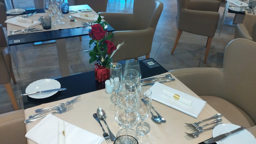 Mesas de restaurante con rosas rojas